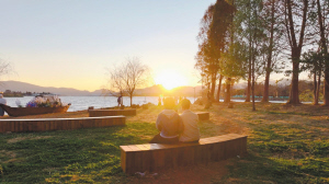 游客坐在“夕阳座椅”上静赏斜阳晚照。 记者杨羽航摄