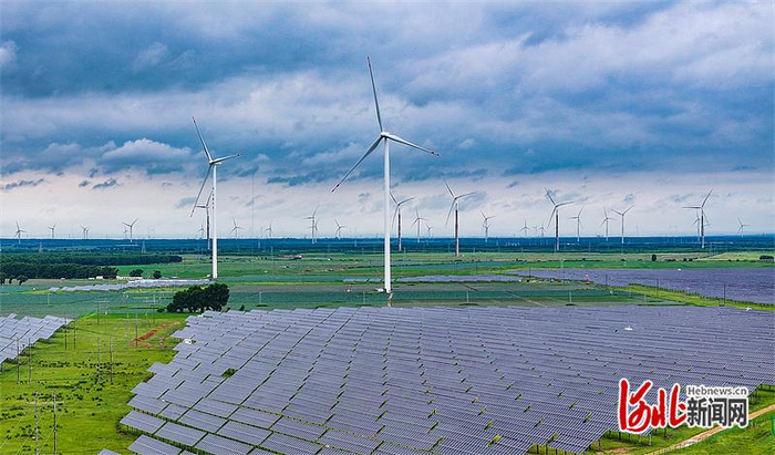 2025年7月8日，无人机航拍的位于张北县的风光电设施。河北日报记者 耿辉摄