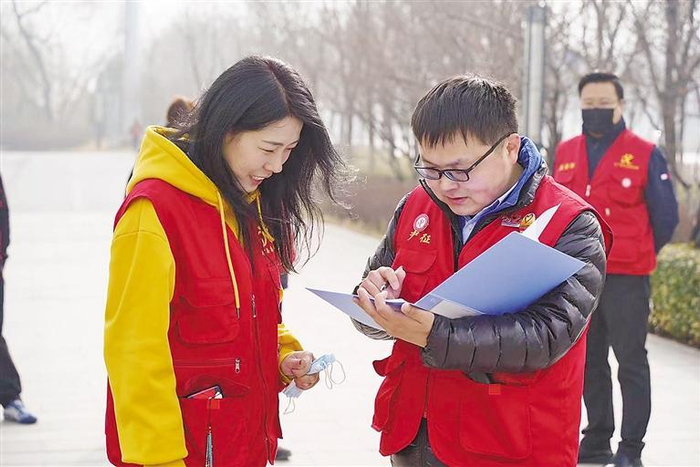     尹征（右）参与志愿服务。