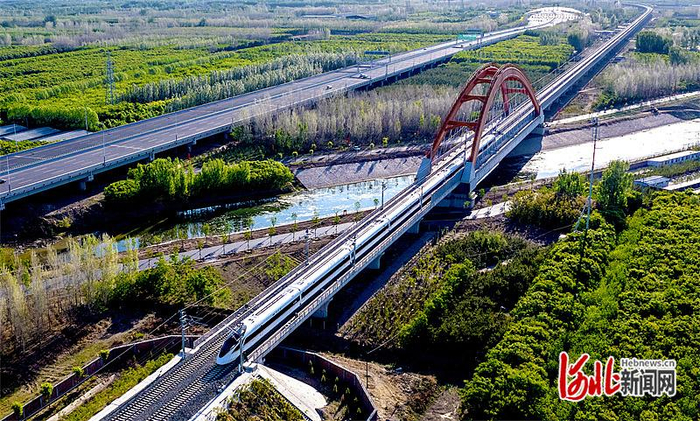 2025年5月3日，复兴号动车组列车驶过怀兴城际廊兴段跨龙河简支拱桥。河北日报记者 赵永辉摄