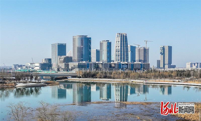 2月20日拍摄的雄安新区启动区重点项目建设施工现场。河北日报记者 李东宇摄
