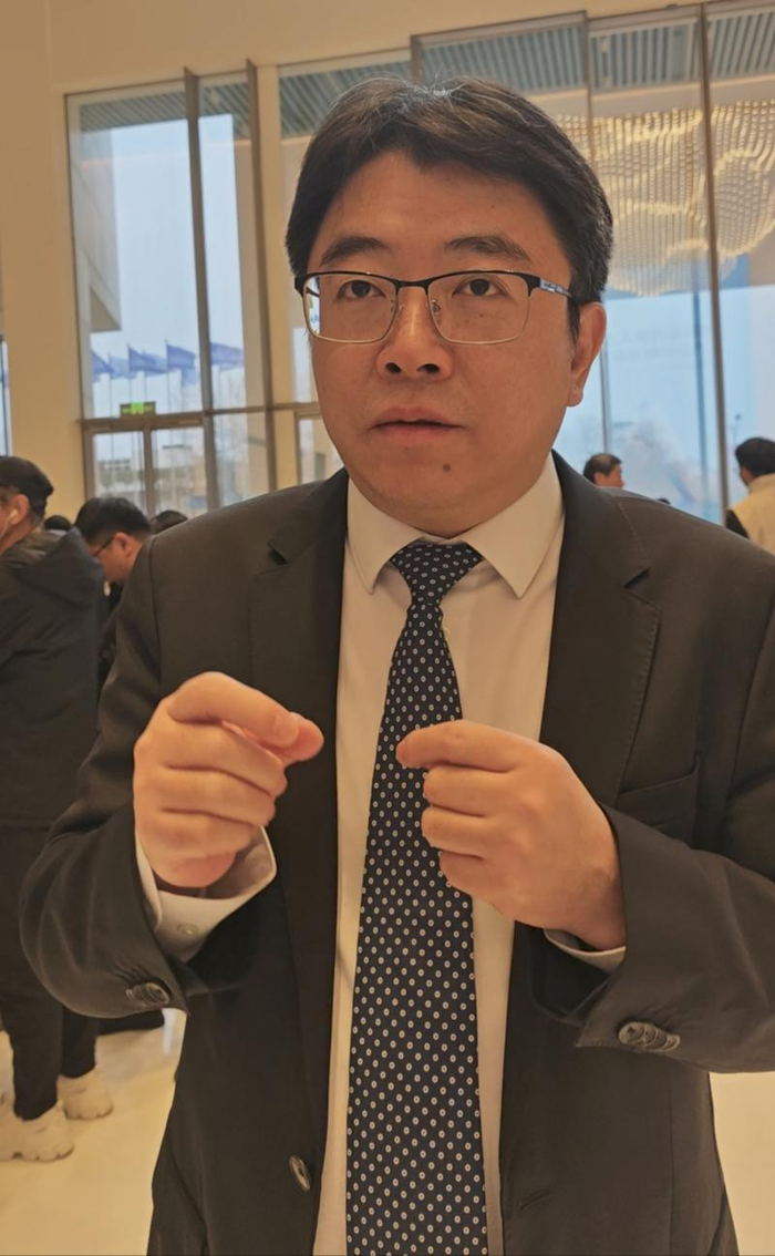 中国人民大学高瓴人工智能学院执行院长文继荣接受采访。 新京报贝壳财经记者 罗亦丹 摄