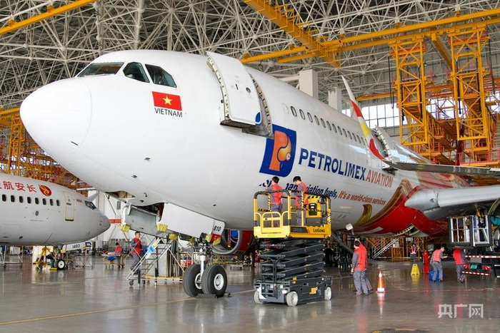 海南自贸港一站式飞机维修产业基地工作人员对进境飞机执行检修（央广网记者 蔡文娟 摄）