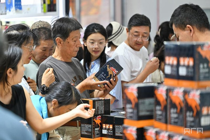 观众在服贸会澳大利亚展台选购咖啡（央广网发  李鑫  摄）