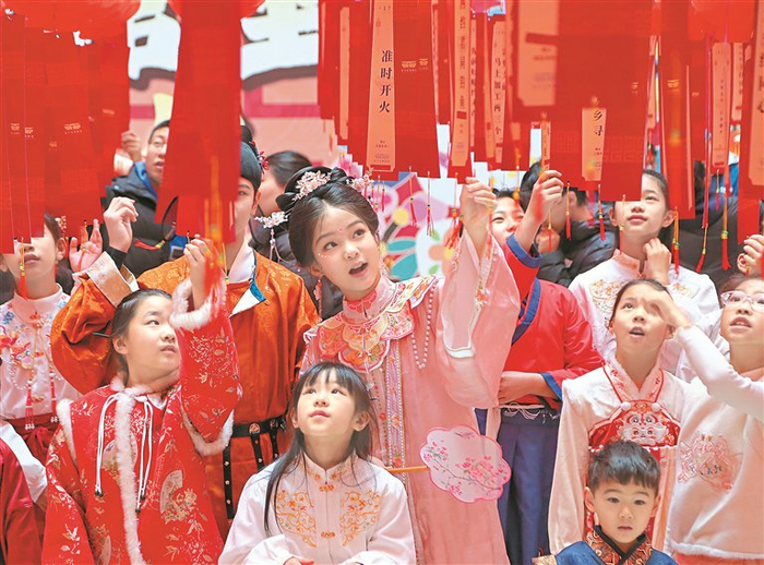 3月3日，市民、游客在秦皇岛博物馆猜灯谜。秦皇岛日报记者 李铎 见习记者 刘剑 摄