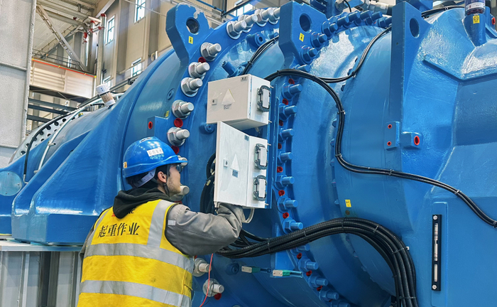 工作人员进行设备检查