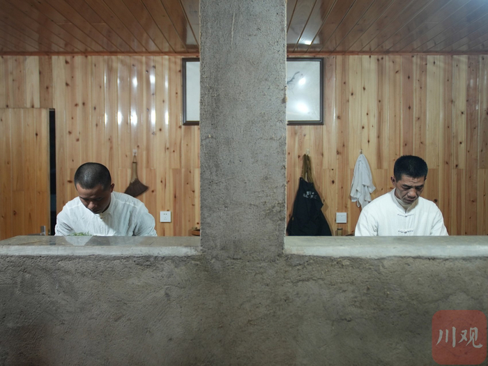 童浩（左）与父亲童云祥（右）手工制茶。