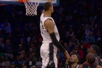 这都能忍住！文班想盖马克西抛投 但瞬间判断出干扰球 硬生生收手