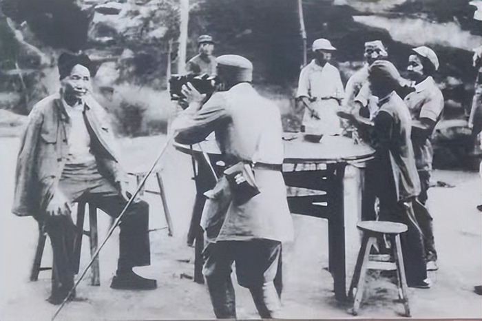 延安时期，吴印咸为毛主席拍照。八路军武汉办事处旧址纪念馆 供图