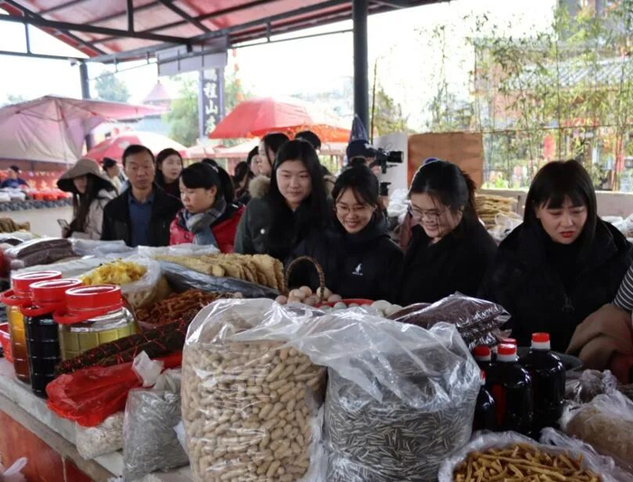 贵州省贵阳市花溪区青岩镇龙井村集市  曾孟达（摄）