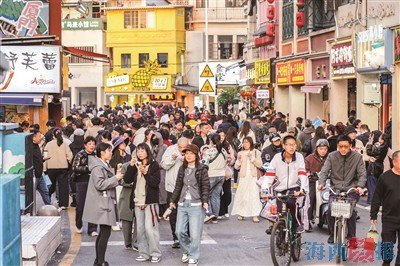 春节假期，沙坡尾限时步行路段吸引不少市民游客前来打卡游玩。记者 王世伟 摄