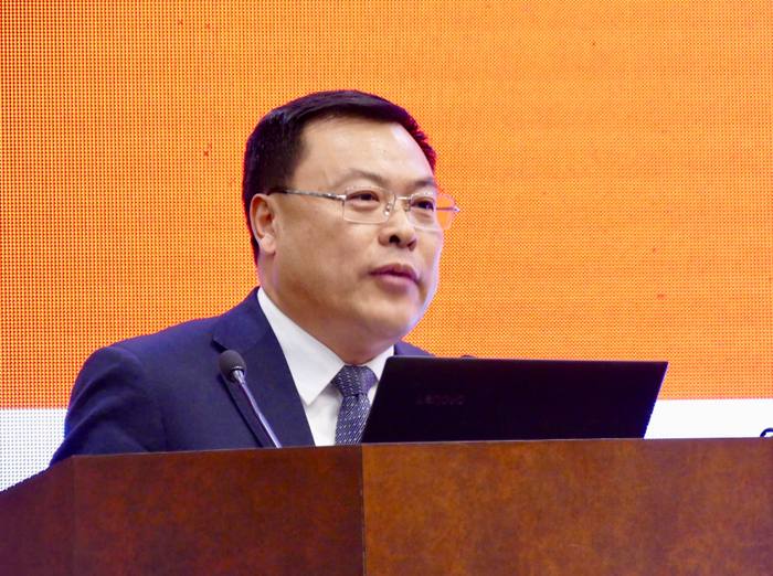 图中人物系 胡占民