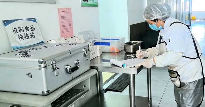 “妈妈快检员”记录快检结果