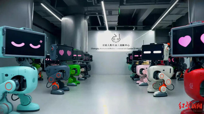 ▲成都人形机器人创新中心研发的“镋钯”机器人