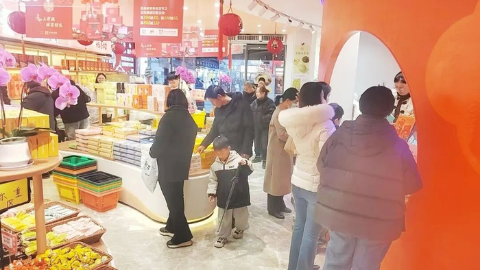 （图注：苏州稻香村观前街国潮体验店）