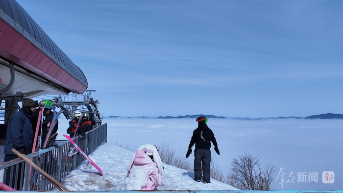 3月4日，雪友在鳌山滑雪场高级道旁留影。