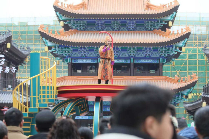 在岳池曲艺百花园，游客在观赏表演。张梁 摄