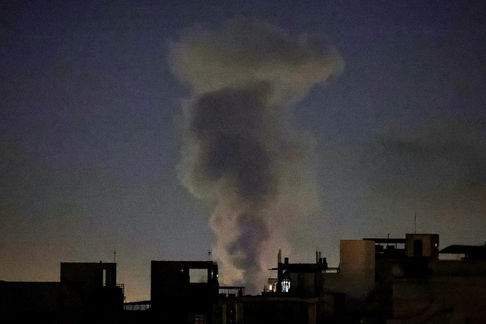 　△当地时间4日，伊朗德黑兰，一处地点遭袭后升起浓烟