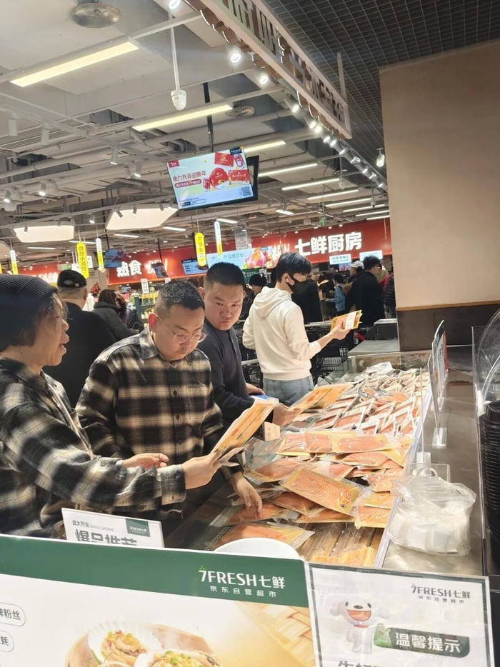 顾客在挑选三文鱼段。赵宗祥 摄