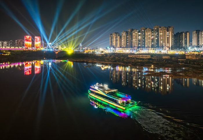 广安市广安区渠江两岸灯光倒映在水中，与江上游船相互映衬。张国盛 摄