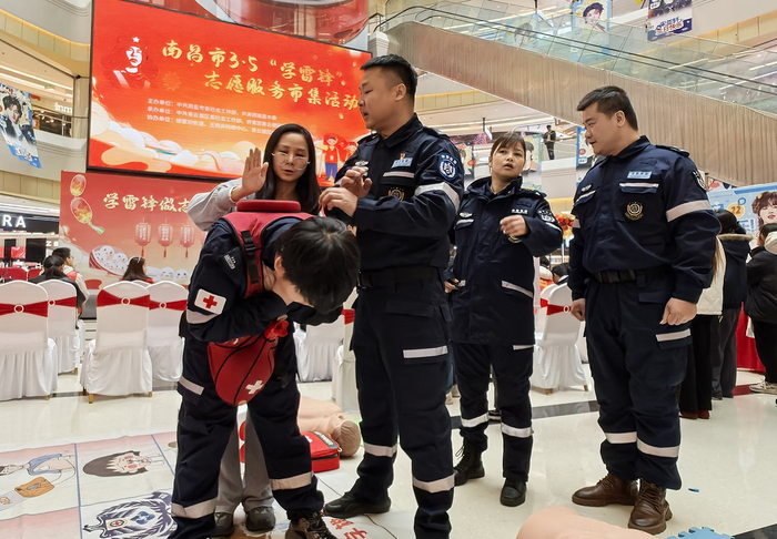 ▲雄鹰救援队队员手把手教授群众急救技能。