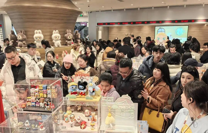 　　当前，辽宁“九九消费季”促消费活动热力正盛，在沈阳中街，消费者挑选购置心仪物品。记者 白琳 摄