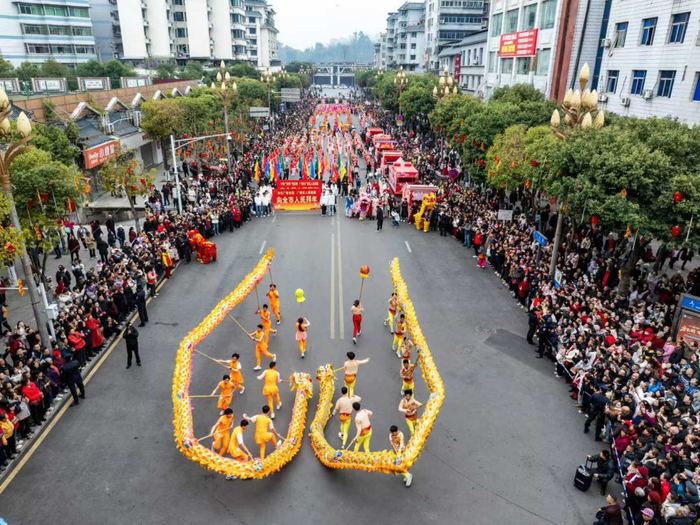 春节期间，广安街头民俗巡游。张国盛 摄