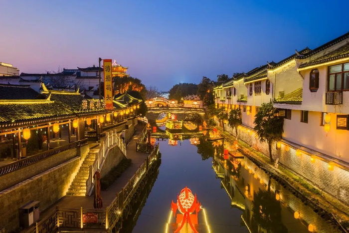 俯瞰三河古镇夜景。王浩摄