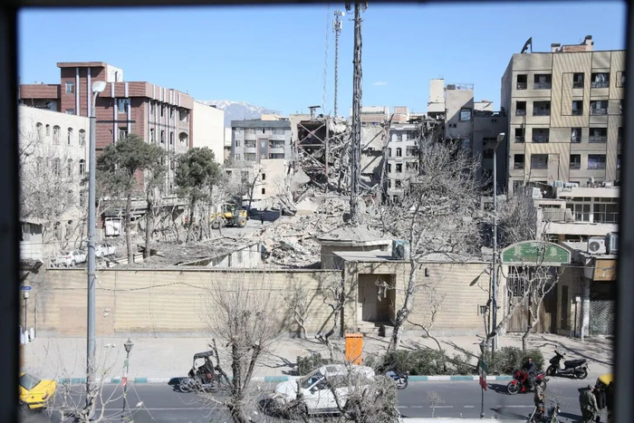 这是3月3日在伊朗德黑兰拍摄的一处在袭击中受损的建筑。图片来源：新华社