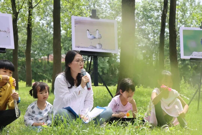 图为2021年5月29日，湖北省枝江市百里洲镇冯口草甸，岛上书店举办的“故乡、自然与我”主题读书会。受访者供图