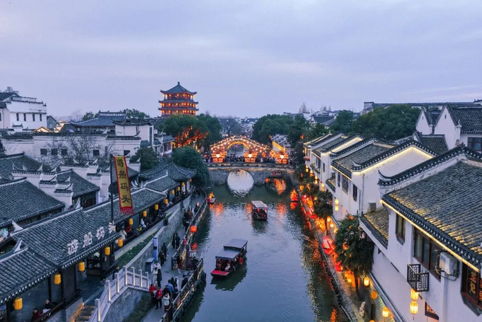 古楼桥影下的古镇。邹韩欣摄