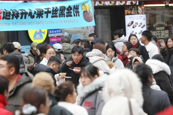 　　当前，辽宁“九九消费季”促消费活动热力正盛，在沈阳西塔，众多市民和游客品味美食打卡购物。记者 白琳 摄