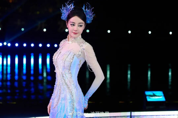 来源：极目新闻、青岛新闻网、南方都市报、@迪丽热巴、都市快报