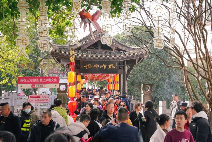 人群汇聚鹊渚廊桥。邹韩欣摄