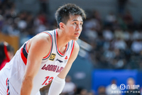 媒体人：突破中膝盖一软多为交叉韧带撕裂 盼郭艾伦只是虚惊一场