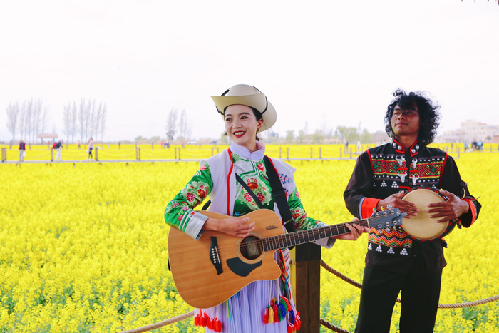 游客在昆明市晋宁区的油菜花田内享受周末时光 杨紫轩 摄