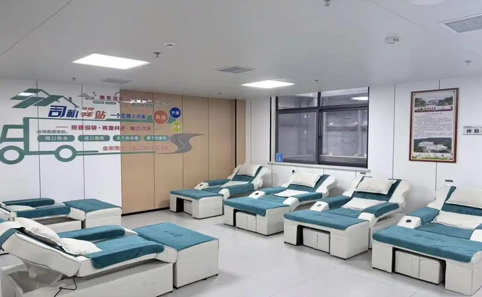 （图：高速公路服务区货车司机休息区）