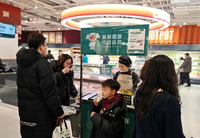 新鲜现做，现场品尝，吸引顾客驻足品尝、购买。刘军民 摄