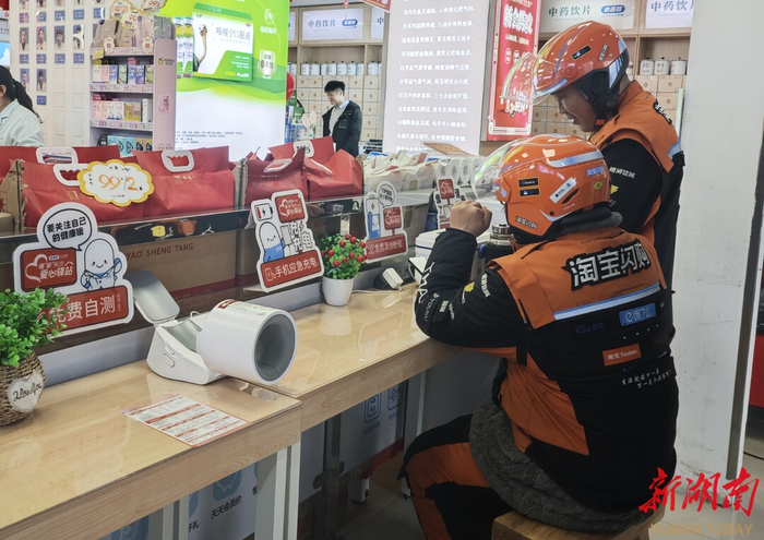 骑手小哥正在爱心驿站休息