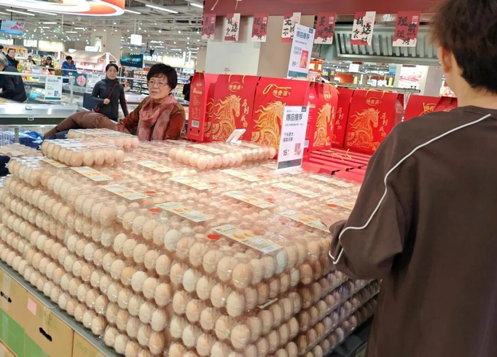 码放整齐的新鲜鸡蛋。刘军民 摄