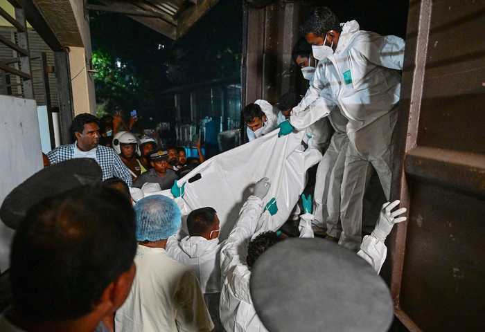 　　▲当地时间2026年3月4日，斯里兰卡加勒，医疗人员从一辆车上卸下遇难伊朗水兵的遗体 图据视觉中国