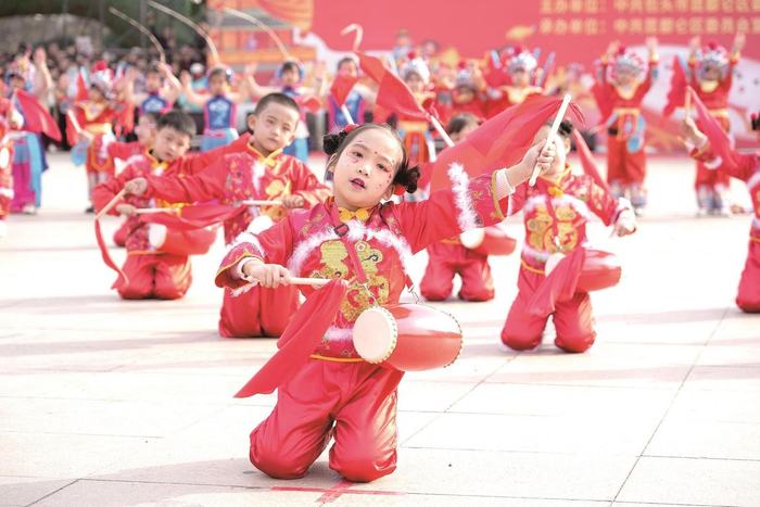 萌娃们表演节目《盛世欢腾中国年》。记者 郇宇 许靖轩（实习生） 摄