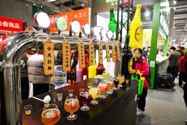 酒品琳琅满目 新民晚报 徐程 摄
