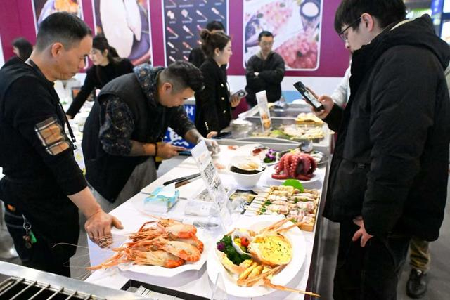 各种禽、肉、海鲜食材一应俱全 新民晚报 徐程 摄