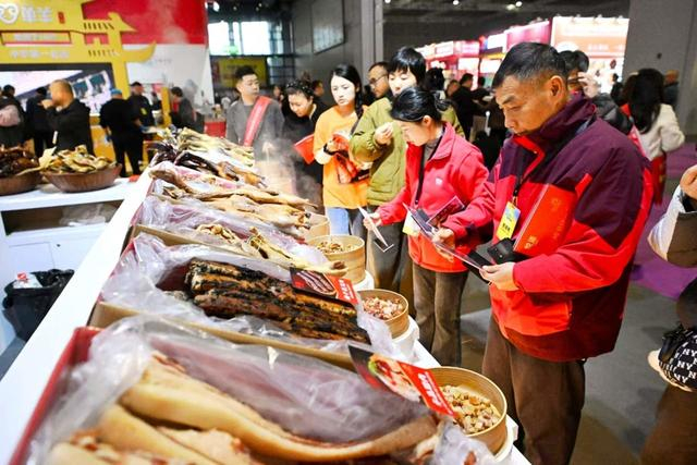 市民比对食物产地 新民晚报 徐程 摄