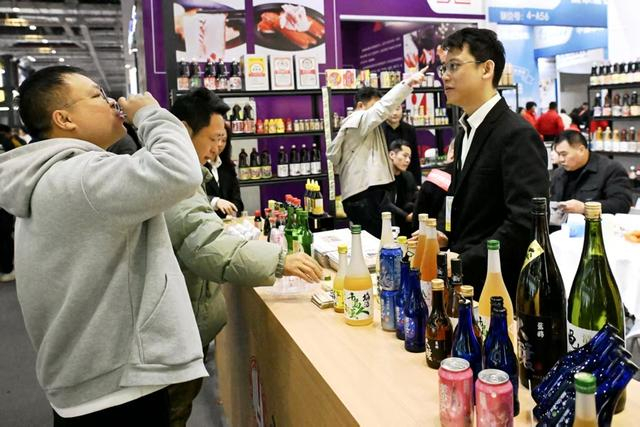 来自世界各地的酒水饮料品种也十分丰富 新民晚报 徐程 摄