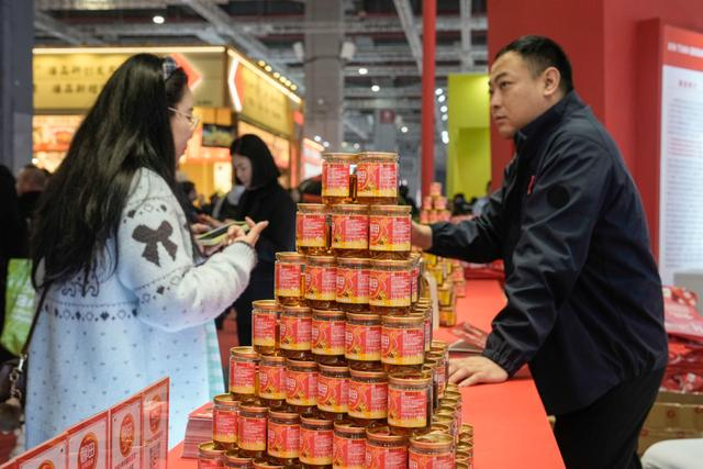 市民在各家食品展柜前流连忘返 新民晚报 陈梦泽 摄