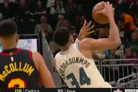 对篮筐XXX😅帕金斯虎狼之词描述字母哥突破 惹美女主持无奈