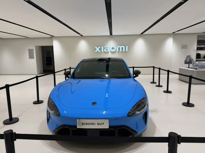 新小米SU7进店实拍:门把手大升级,车内外都可机械开门,当前仅支持静态展示