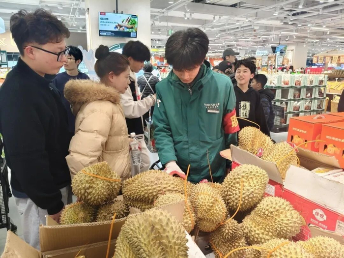 榴莲独有的香味让顾客“留念”于此。赵宗祥 摄